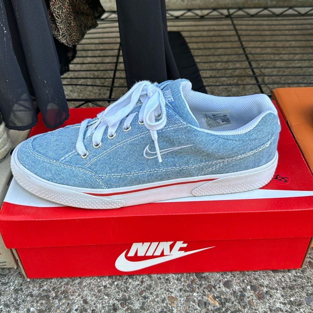 NIKE SHOES